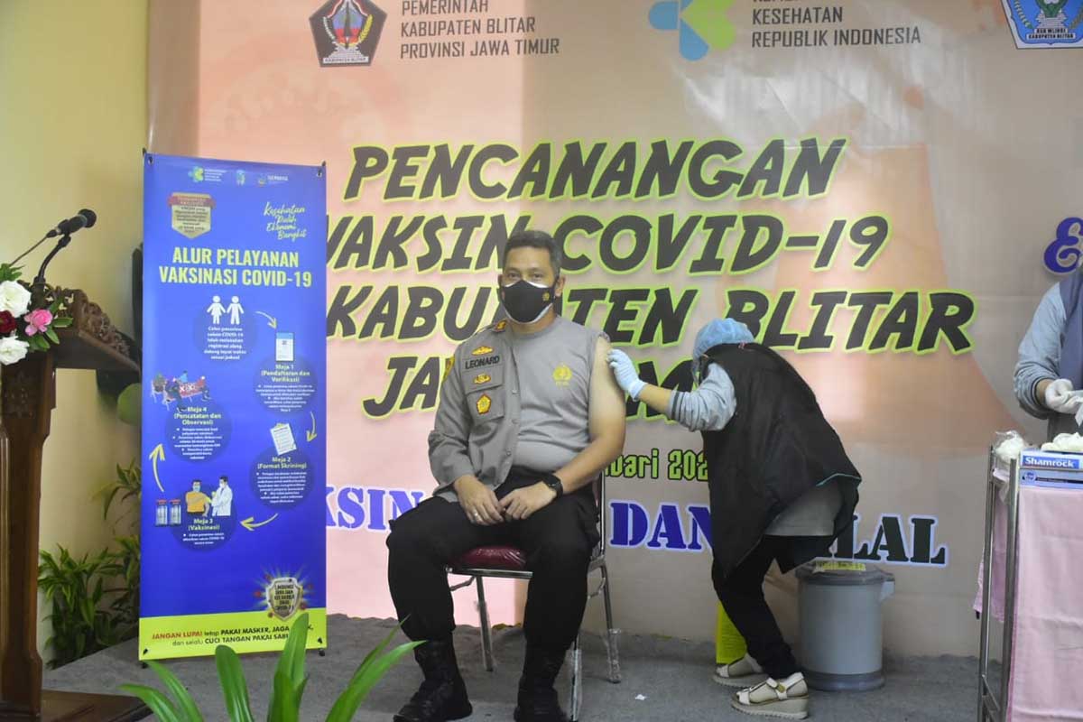 Kapolres Blitar AKBP Leonard M Sinambela saat menerima vaksin Sinovac - Forkopimda dan Nakes Kabupaten Blitar Mulai Divaksin Sinovac