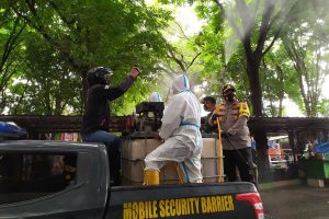 Kapolres Mojokerto didampingi Dandim 0815/Mojokerto turun langsung menaiki mobil PMK menyemprotkan dinsifektan di sepanjang jalan Kecamatan Mojosari - Disinfektan Massal Kerahkan Water Cannon dan Mobil PMK