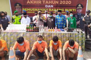 Kapolres Mojokerto saat konferensi pers akhir tahun 2020 - Polres Sita Ratusan Ribu Pil Koplo dan Musnahkan Ribuan Miras