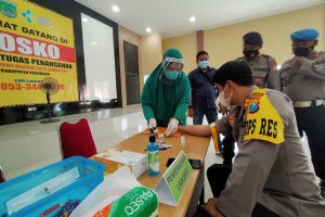 Kapolres Pasuruan menjalani screning kesehatan sebelum di lakukan vaksinasi - Forkopimda Screening Kesehatan Sebelum Divaksin Covid-19
