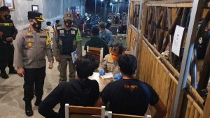 Kapolres Trenggalek saat berikan imbauan kepada warga untuk patuh terhadap prokes - Tim Gabungan Galakkan Operasi Yustisi