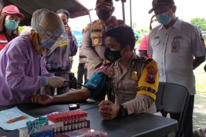 Kapolres tinjau donor darah - Polres Fasilitasi Donor Plasma Darah Bagi Penyintas Covid-19