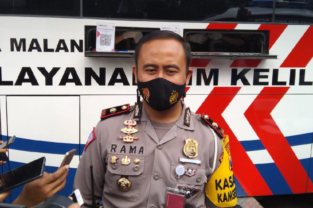 Kasatlantas AKP Ramadhan Nasution memberikan pemaparan terkait SIM Keliling. (ws1) - Layanan Perpanjangan SIM Keliling Dimulai Pekan Ini