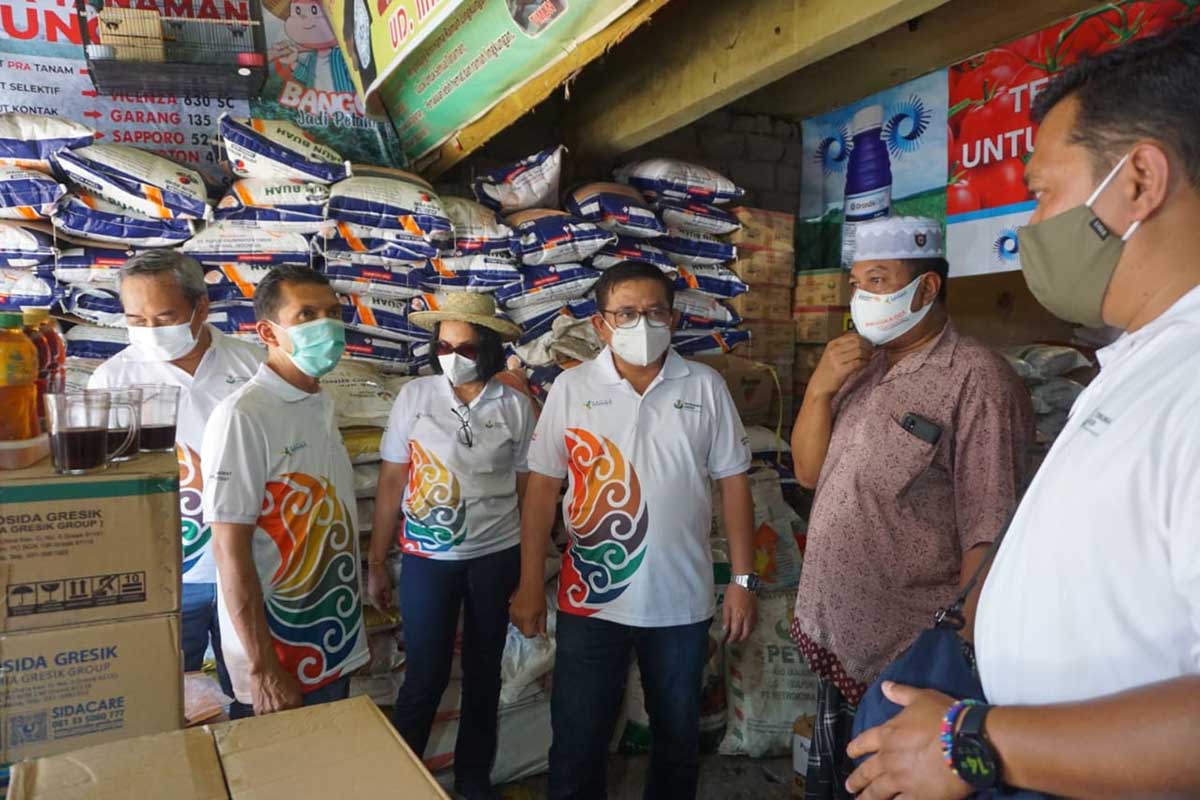 KEDEKATAN : Kedekatan interaksi komunikasi Dwi Satriyo Annurogo dengan pemilik kios pupuk dan produk pertanian - Petrokimia Gresik Dorong Distributor Untuk Menebus Pupuk Bersubsidi