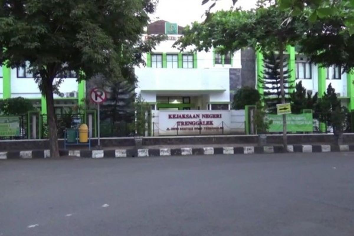 KANTOR : Kejaksaan Negeri Trenggalek yang segera mendalami dugaan kerugian negara peningkatan jalan Ngampon-Bendo. (dok) - Kejari Trenggalek Cium Kerugian Negara Jalan Ngampon-Bendo