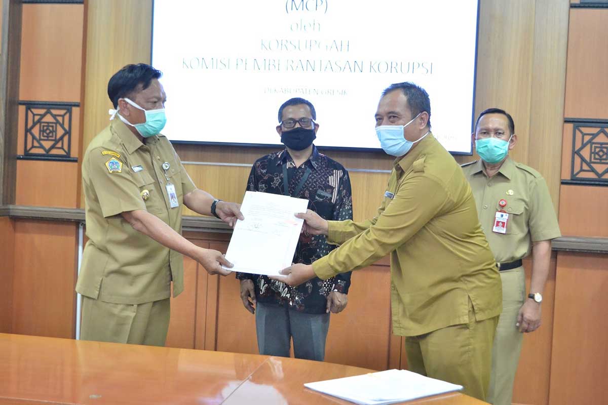 PENYERAHAN PSU: Kepala Dinas Kawasan Perumahan dan Permukiman (DKPP) Kabupaten Gresik, Ir. Achmad Washil Miftahul Rachman saat menerima akte penyerahan Prasarana, Sarana dan Utilitas (PSU) dari Bupati Gresik Sambari beberapa bulan lalu - Baru 8 Pengembang Serahkan PSU ke Pemkab Gresik