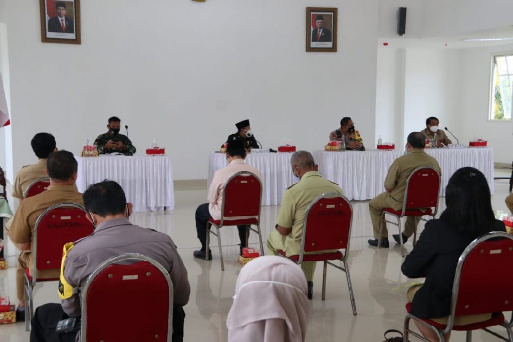 Kepala Puskesmas, rumah sakit penyedia lab PCR, dan Camat di Kota Malang menyimak pemaparan Walikota. (ist) - Verifikasi Data Covid Acakadut, Walikota Imbau Semua Pihak Koordinasi