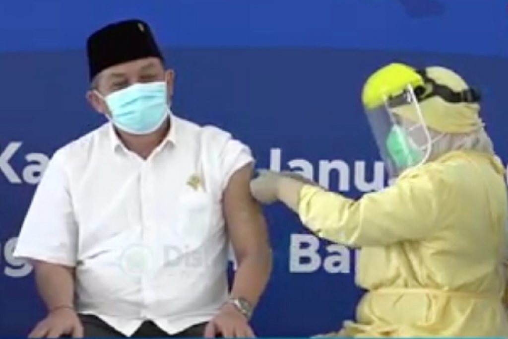 Ketua DPRD Kota Malang, I Made Riandiana Kartika, divaksin perdana. (rhd) - Usai Divaksin, Ketua DPRD Sempat Pusing, Wawali: Aman dan Halal