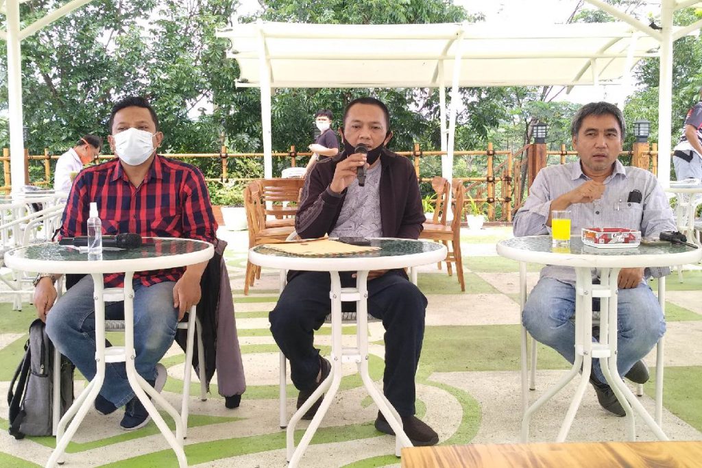 Ketua PWI Malang Raya terpilih membacakan susunan pengurus. (rhd) - Jelang Pelantikan Pengurus PWI Malang Raya, Begini Pesan Pembina