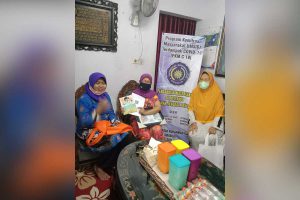 PELATIHAN - Ketua Tim Abdimas Umsida, Yulian Findawati memberikan pelatihan penggunaan Whatsapp (WA) Bot pada kelompok kecil serta pembagian modul bagi penyuluh Posyandu RW 04, Perumahan Taman Jenggala, Desa Larangan, Kecamatan Candi, Sidoarjo, Selasa (26/01/2021) - Abdimas Umsida Bantu WA Bot Konseling Kesehatan - Untuk Posyandu Taman Jenggala di Era New Normal