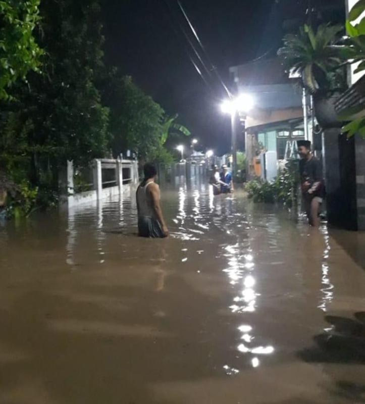 Kondisi pemukiman warga di lingkungan Petamanan Kota Pasuruan - Banjir Setinggi 2 Meter Terjang Pasuruan Raya