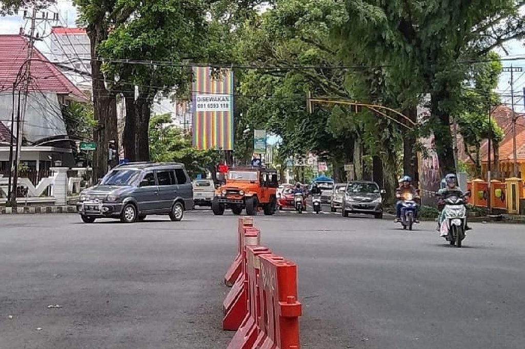 Kendaraan ramai lancar di perempatan jalan Ijen. (jaz) - Arus Balik Libur Nataru, Lalu Lintas Longgar