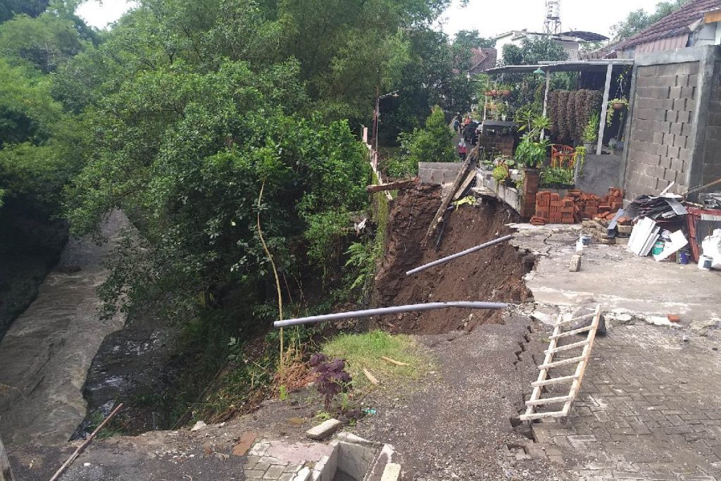 Halaman depan rumah tergerus hingga longsor. (rhd) - Tinjau Korban Longsor, Wali Kota Sesalkan Pembangunan di Bibir Sungai
