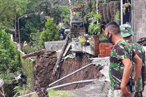 Tanah longsor di Bunulrejo mengakibatkan korban hilang. (rhd) - Curah Hujan Tinggi, BPBD Imbau Masyarakat Waspadai Daerah Aliran Sungai