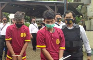 JAMBRET : MS pelaku jambret dan SS tukang tadah di giring petugas. (mat) - 13 Kali Beraksi, Jambret Asal Grati Diciduk Polisi