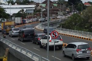 Kepadatan arus lalu lintas di Jembatan Kedungkandang. (ws1) - Sepekan Dioperasikan, Dishub Evaluasi Rekayasa Lalu Lintas Jembatan Kedungkandang