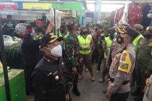 Walikota dan rombongan melongok kondisi atap Pasar Bunulrejo. (rhd) - Sidak PPKM, Walikota Disambati Bocor Pedagang Pasar Bunulrejo