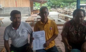 GUGAT : Mengawali pelaksanaan sidang, hadir penggugat Narwiyoto (tengah) didampingi oleh kedua pengacaranya, Pudjiantoro dan Dondin Maryasa Adam. (im) - Narwiyoto Gugat Bupati - DPRD Situbondo Rp 6,8 Triliun - Sidang Perdana Gugatan Citizen Lawsuit Situbondo