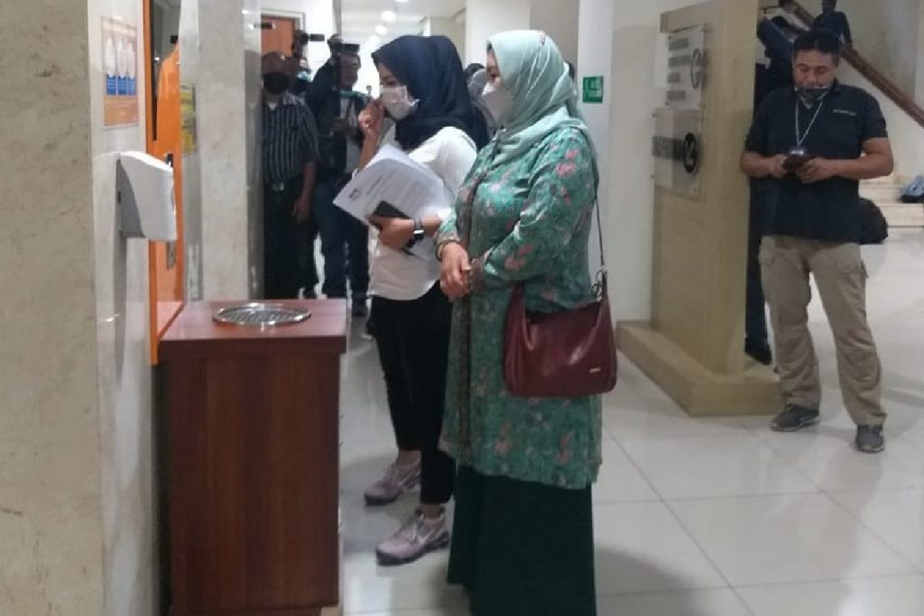 Mantan Kepala Dinas Pendidikan Pemkot Batu Dra Hj Mistin, MPd, usai menjalani pemeriksaan KPK. (ist) - Pensiunan dan Pejabat Pemkot Batu Diperiksa KPK, Dewanti: Saya Tidak Tahu