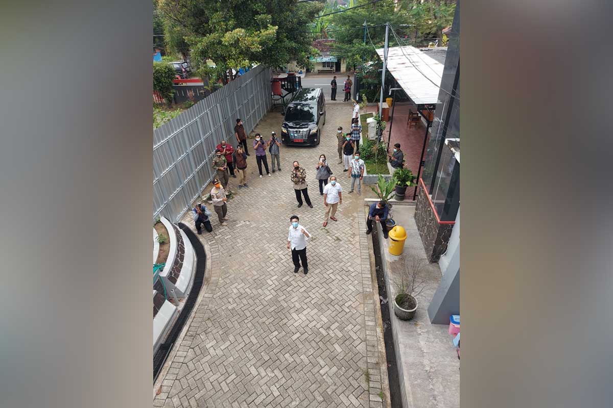 TINJAU : Nampak dari Kejauhan Wakil Gubernur Jatim, Dr. Emil Elestianto Dardak, M.Sc., menanyakan kabar pasien Covid-19 yang tengah dirawat di Asrama Covid Badan Kepegawaian Daerah (BKD). (fal) - Tinjau Ascov, Wagub Emil Beri Semangat Kepada Pasien Covid-19