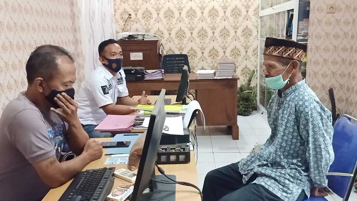 PERIKSA : Nimin (73) warga Dusun Durjo, Desa Karangpring, Kecamatan Sukorambi saat diperiksa di Mapolsek Sukorambi, Jember. (ark) - Kakek di Jember Sabet Leher Tetangga