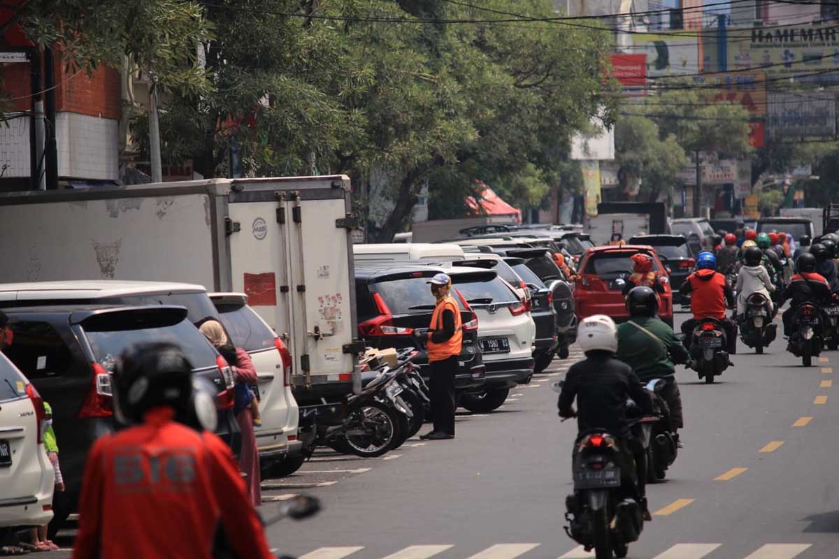PARKIR - Salah satu kondisi parkiran yang ada di JL Gajahmada Sidoarjo masih tampah semerawut, Rabu (13/01/2021) - Pengelola Parkir 2021 Mulai Setor Kasda Rp 46 Juta