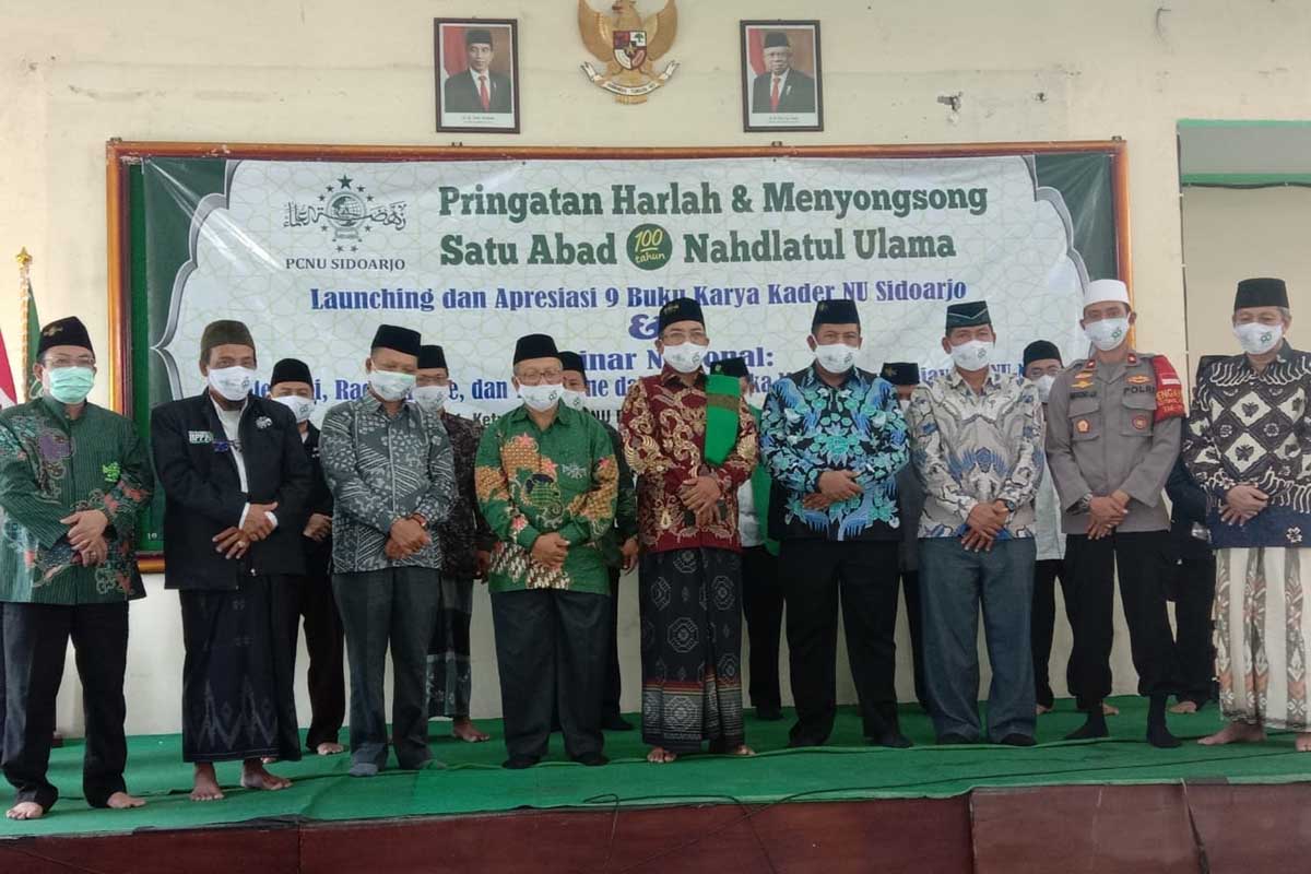 SEMINAR - PCNU Sidoarjo menggelar Seminar Nasional Launching dan Apresiasi 9 Buku Karya Kader NU Sidoarjo dalam rangka memperingati Harlah NU ke 95 Tahun dengan menghadirkan mantan Pimpinan Jamaah Islamiyah (JI), Minggu (31/01/2021) - PCNU Sidoarjo Waspadai Radikalisme dan Terorisme