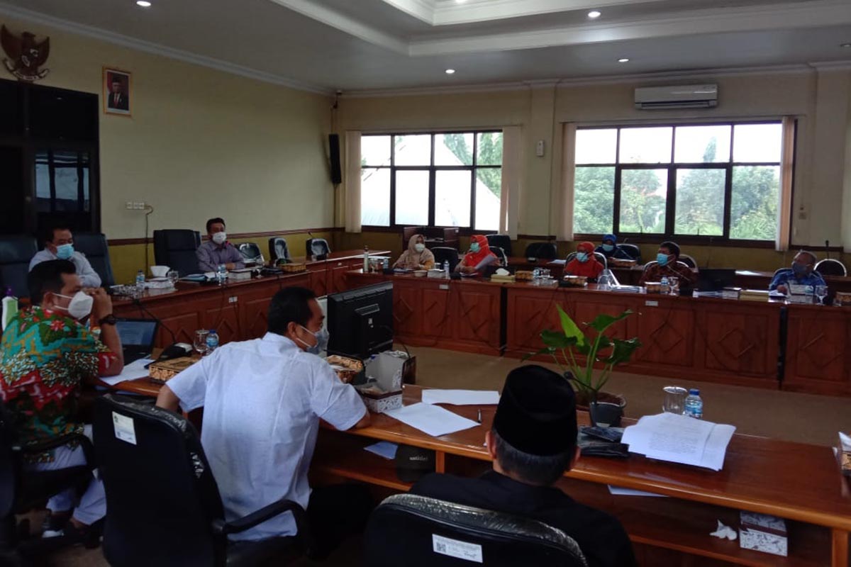 HEARING - Pansus Perubahan Nama dan Penyertaan Modal PDAM Delta Tirta Sidoarjo DPRD Sidoarjo menggelar hearing bersama jajaran Direksi PDAM Delta Tirta Sidoarjo di ruang rapat, Kamis (07/01/2021) - Perubahan PDAM Sidoarjo Jadi Perumda Hampir Final