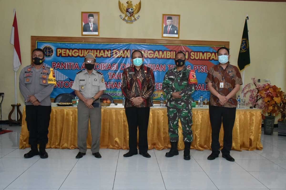 Pelantikan 141 panitia ajudifikasi ini dilaksanakan di Aula Kantor BPN Trenggalek - 141 Panitia Ajudifikasi PTSL Tahun 2021 Dilantik