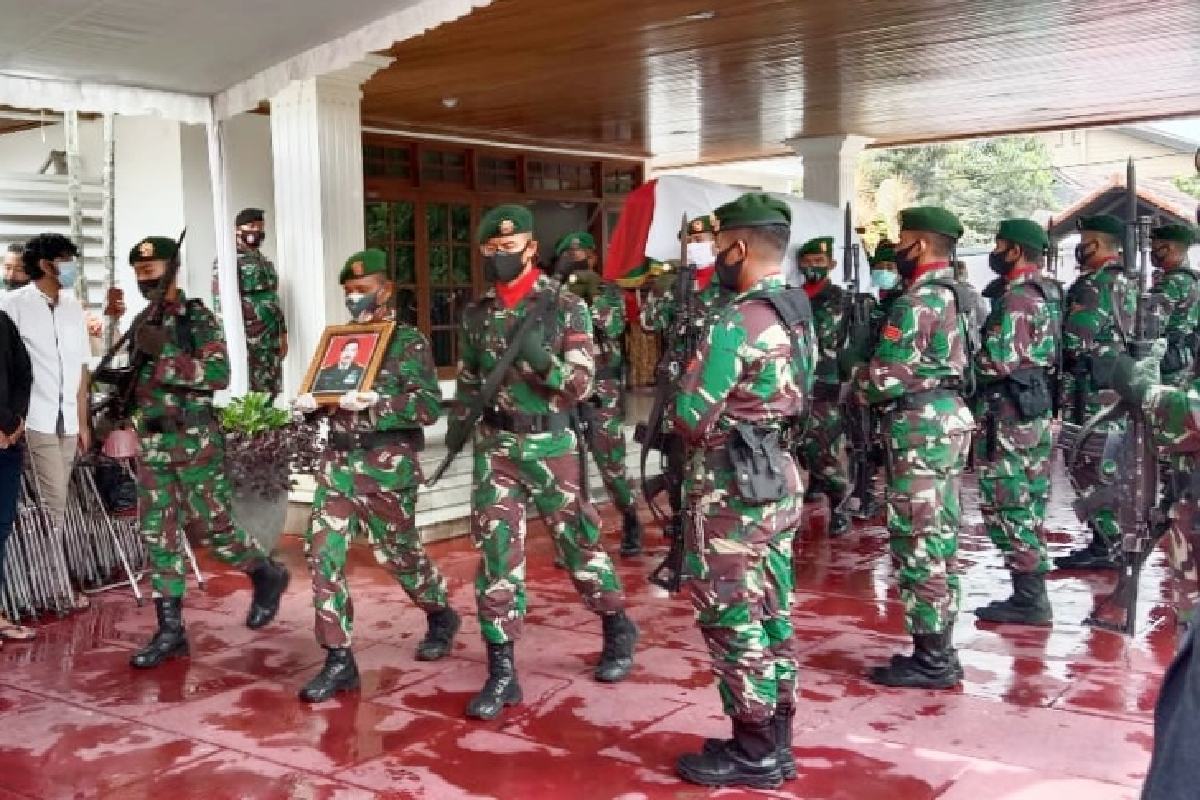 Prosesi pemakaman dilakukan secara militer. (ist) - Mengidap Penyakit Lambung, Mantan Wagub Jatim Abdul Hamid Mahmud Tutup Usia