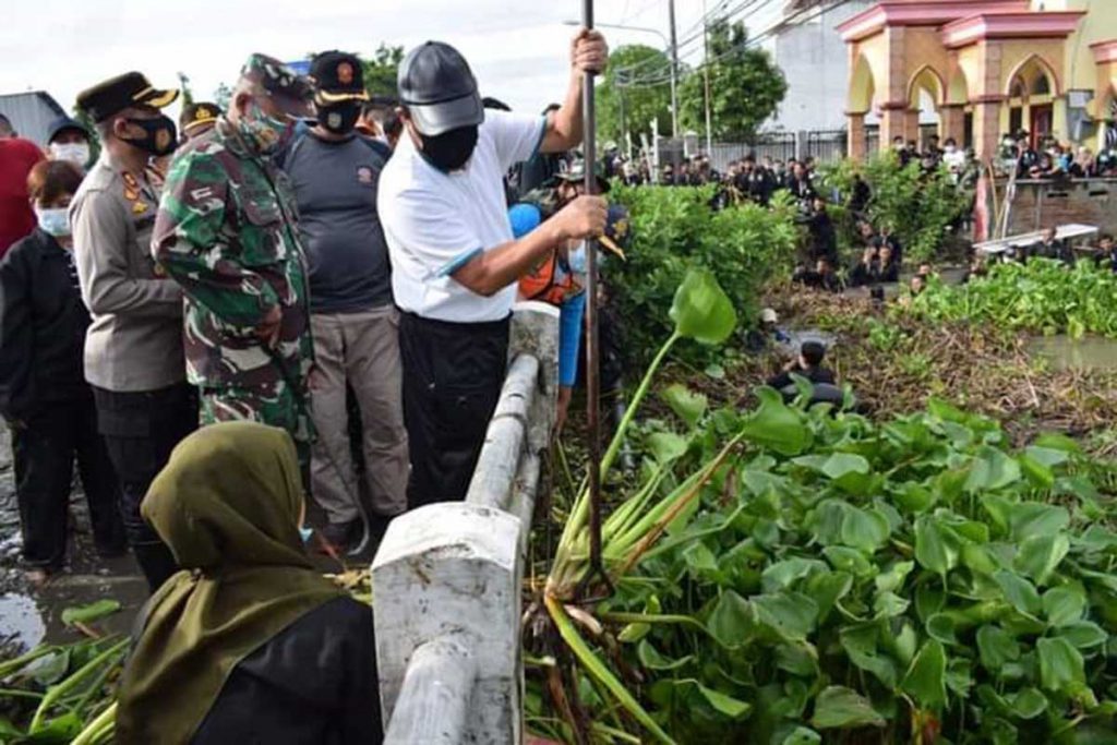 Pemkab Lamongan dan Berbagai Elemen Kerja Bakti Bersih-Bersih Sungai