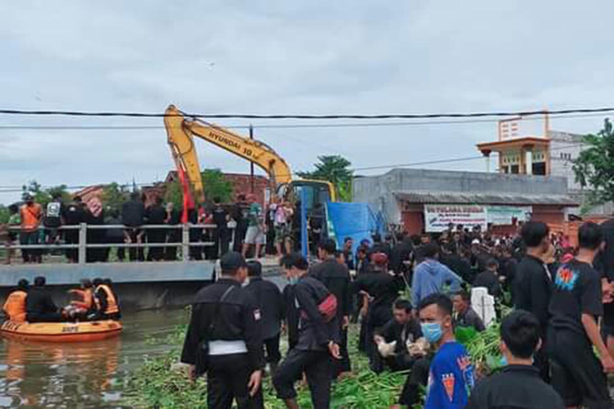 Pemkab Lamongan dan Berbagai Elemen Kerja Bakti Bersih-Bersih Sungai