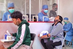 Pengambilan sampel rapid antigen. (ist) - Alami Lonjakan, PMI Kota Malang Perpanjang Jam Pelayanan Rapid Antigen