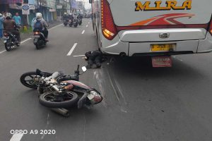 TEWAS - Pengendara motor Sunarko asal Kediri tewas terserempet motor hingga terjatuh dan terlindas ban bus Surabaya - Yogyakarta di JL Raya Geluran, Kecamatan Taman, Sidoarjo, Senin (04/01/2021) - Pemotor Tersenggol Motor Terlindas Bus