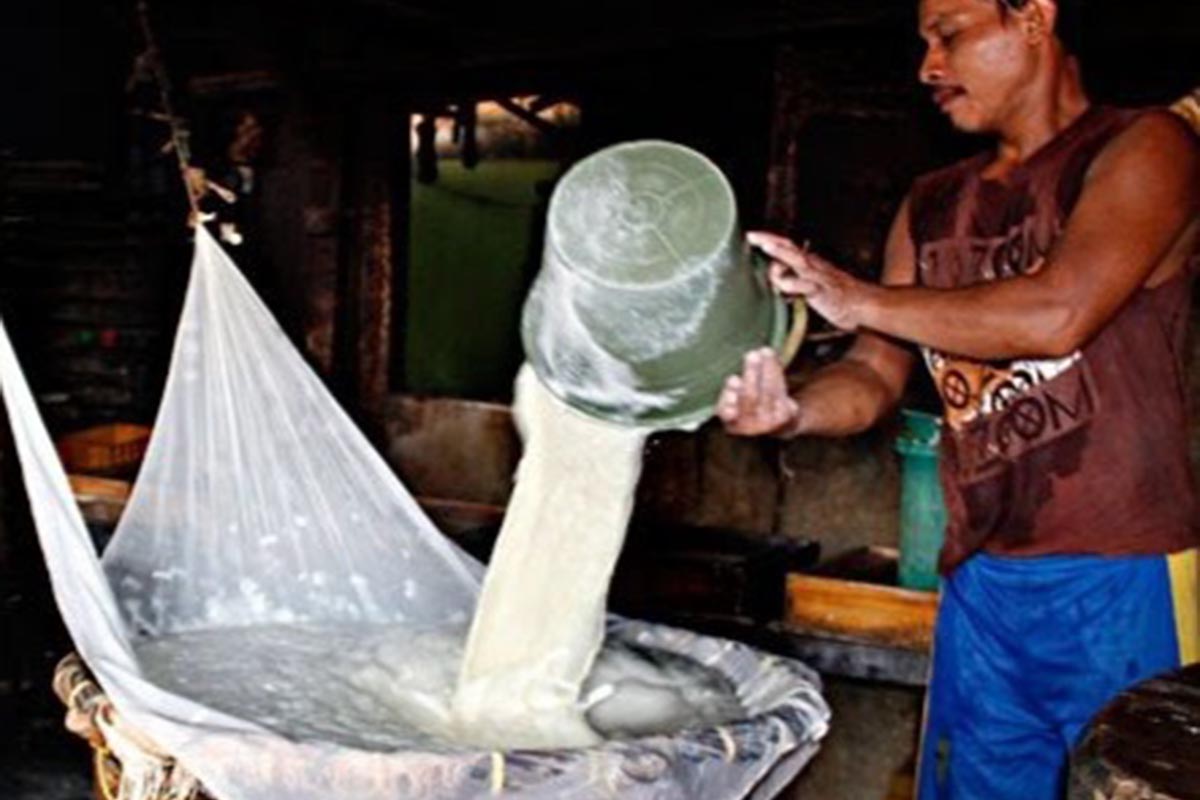 Pengrajin tempe-tahu - Harga Kedelai Naik Pembuat Tahu Tempe Menjerit