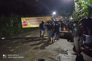 Penutupan jalan yang dilakukan oleh warga desa Manggis membuat gaduh para penambang yang sudah berijin tidak terima akan penutupan jalan, peristiwa tersebut terjadi pada, Rabu (27/1/2021) malam - Jalan Ditutup Warga, Penambang Tuding Pemdes Sudah Terima ‘Atensi’