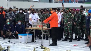 Penyerahan FDR Blackbox Sriwijaya AIr. (ist) - FDR Black Box Sriwijaya Air Ditemukan