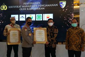 PENGHARGAAN: Penyerahan sertifikat Gold Reward SMP oleh Kabarhakam Polri, Komjen Pol Agus Andrianto (ke-2 dari kiri) kepada Dirut Petrokimia Gresik, Dwi Satriyo Annurogo (ke-2 dari kanan) - Petrokimia Gresik Raih Sertifikat Sistem Menejemen Pengamanan "Gold Reward"