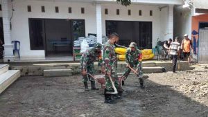 Personel TNI bersama BPBD dibantu relawan, perangkat desa dan masyarakat membersihkan perkantoran Balai Desa dan SDN Tempuran - TNI Bersama BPBD dan Relawan Bersihkan Fasum Paska Banjir Tempuran