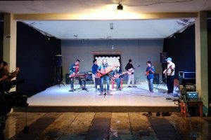 Penampilan Redy Eko Prastyo, Azis Franklin, dan kawan-kawan, menutup Pasar Seni DKM. (jaz) - Tuai Sukses, Pasar Seni DKM Bakal Kembali di 2021