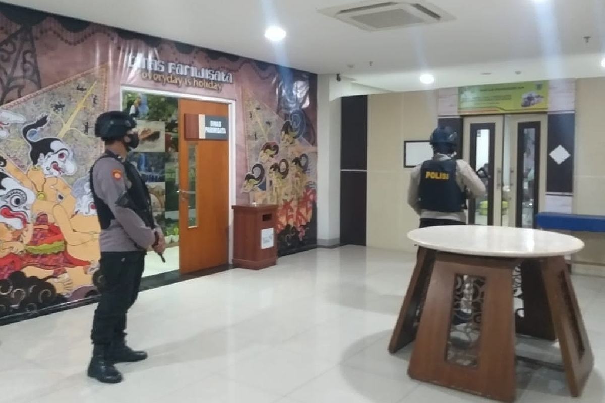 Petugas kepolisian berjaga di lantai dua Balaikota Among Tani Batu. (ist) - KPK Geledah Balaikota Among Tani Batu, Terkait Dugaan Korupsi Gratifikasi 2011-2017