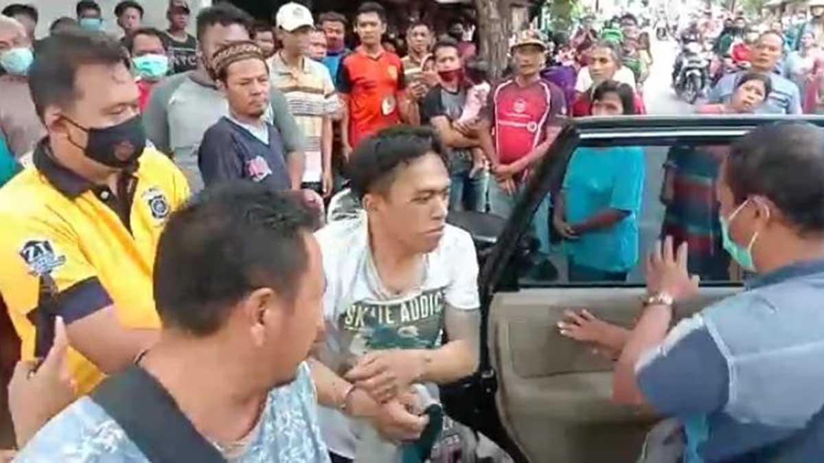 DIMASSA - Petugas Polsek Krian mengamankan tersangka penjambretan Smart Phone, Heri Irawan (31) milik bocah MI di warung Giras Desa Sidorejo, Kecamatan Krian, Sidoarjo dari amukan warga bersama sejumlah barang buktinya, Sabtu (16/01/2021) - Warga Jember Jambret Smart Phone Bocah MI - Terdesak Bayar Kontrakan