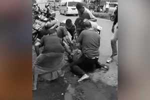 Petugas Satlantas dibantu warga membekuk pelaku - Alami Gangguan Jiwa, Mustofa Bunuh Adik Kandung