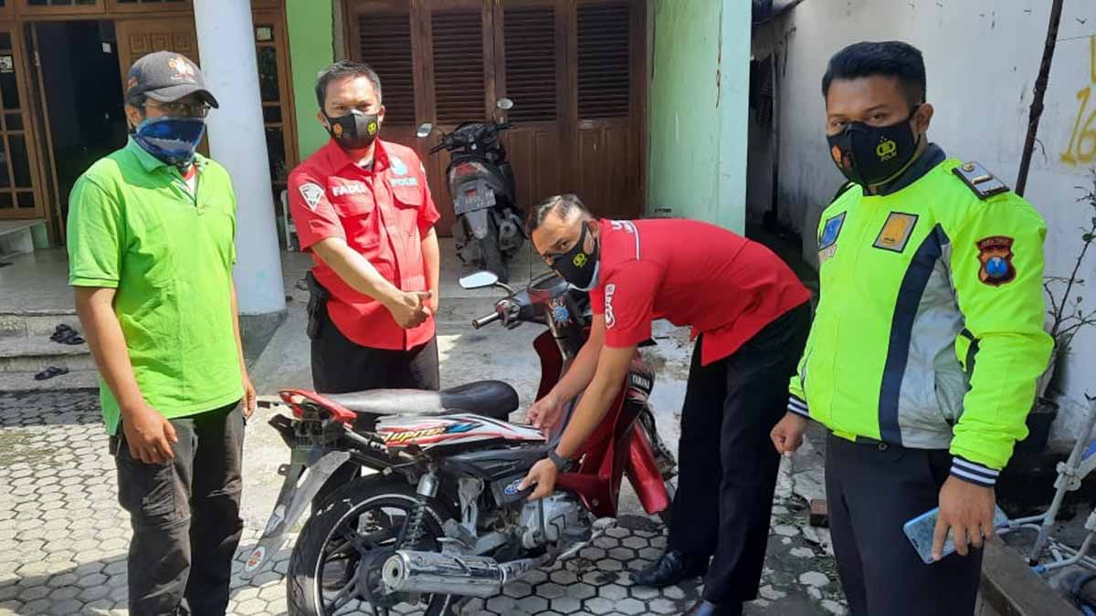 OLAH TKP - Petugas Unit Laka Lantas Polresta Sidoarjo saat menunjukkan pecahan bodi motor Yamaha Jupiter dan reka ulang di TKP, Jumat (01/01/2021) - Pelaku Tabrak Lari di Jl Raya Rejeni Krembung Ditangkap
