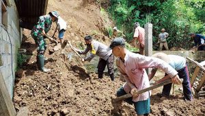 Petugas gabungan bersama warga membantu keluarga Slamet membersihkan material longsor dari rumahnya - Sekeluarga di Doko Blitar Selamat Dari Bencana Longsor
