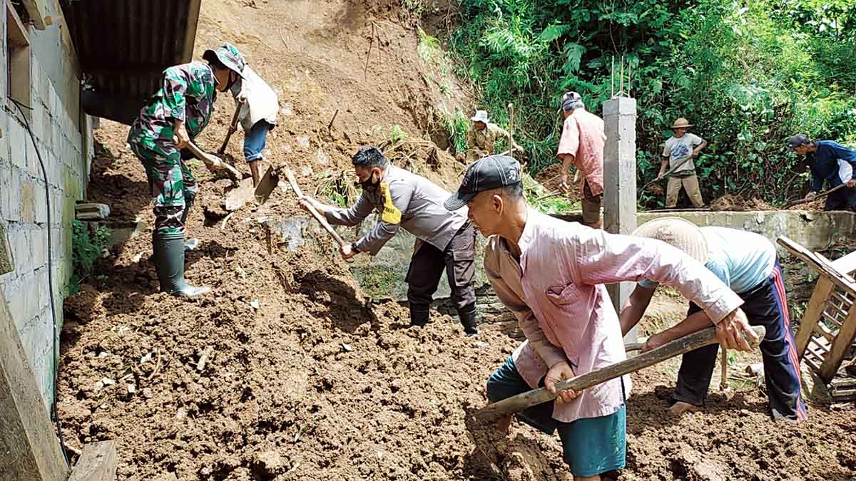 Petugas gabungan bersama warga membantu keluarga Slamet membersihkan material longsor dari rumahnya - Sekeluarga di Doko Blitar Selamat Dari Bencana Longsor
