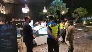 Petugas gabungan melakukan operasi yustisi penegakan protokol kesehatan - Petugas Tindak 1.176 Pelanggar Selama Penerapan PPKM