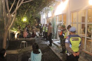 Petugas melakukan operasi yustisi di sejumlah kafe di Kota Blitar - Seminggu PPKM, Kasus Covid-19 Tak Kunjung Turun
