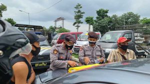 Petugas memberikan sanksi tindak pidana ringan (Tipiring) bagi pelanggar prokes - Polresta Blitar Berlakukan Tipiring Bagi Pelanggar Prokes