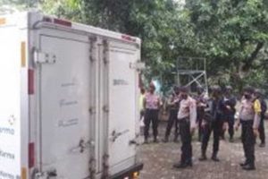 Petugas menerima droping vaksin Sinovac tahap II - Sinovac Tahap II Tiba di Kabupaten Pasuruan
